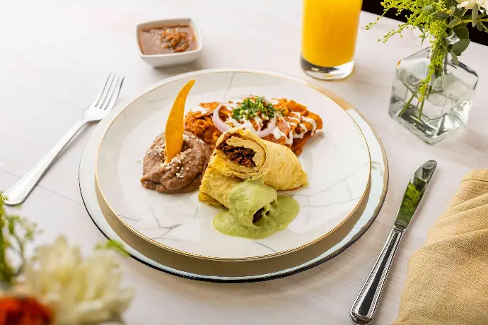 Menú 1: Omelette carne seca y Chilaquiles Tec.