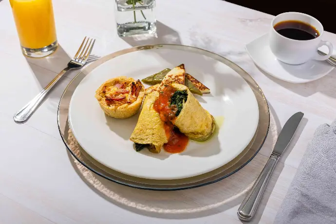 Menú 5. Omelette florentino en salsa de tres quesos.