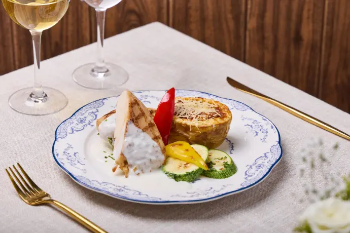 Menú 2. Suprema de ave en salsa de 3 quesos.