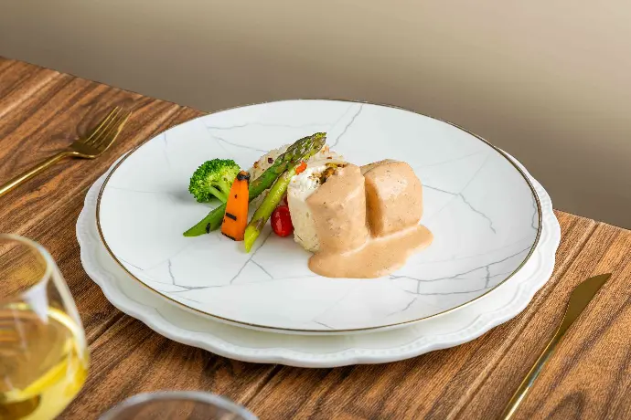 Menú 3. Rollo con pistacho en salsa de chipotle.