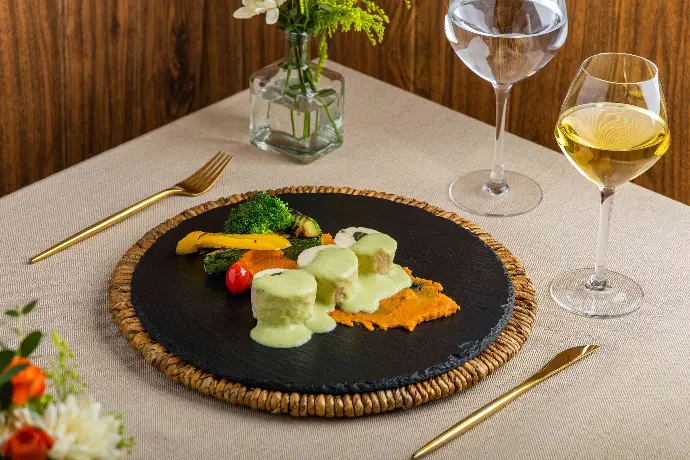 Menú 4. Ave rellena en salsa poblana.