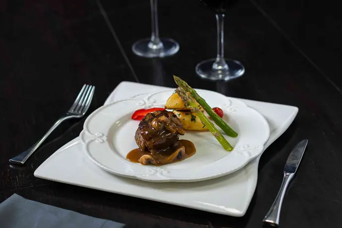 Menú 1. Filete en salsa de champiñón frito.