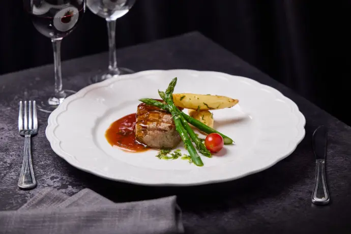 Menú 2. Medallón de filete en salsa de vino blanco.