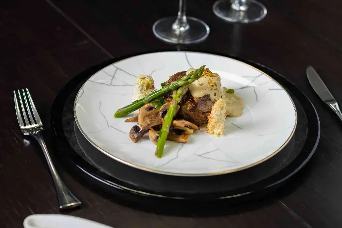 Menú 3. Filete a la pimienta con salsa de pistache.