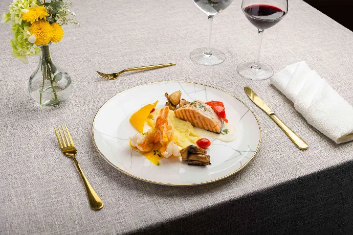 Menú 4. Dúo de salmón y corona de camarón.