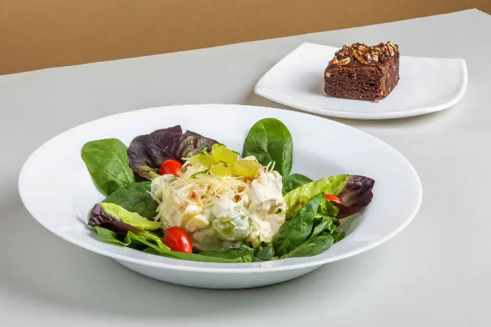 2. Ensalada de pollo, uvas y manzanas.