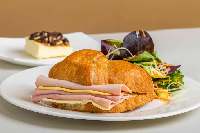 4. Croissant de carnes frías.