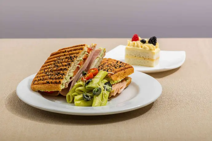 5. Panini de pechuga de pavo y tomate al pesto.