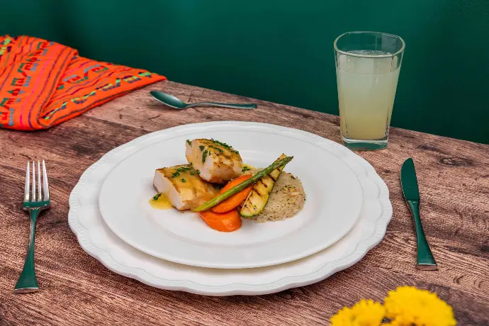 Menú 2. Suprema en salsa de pasilla.