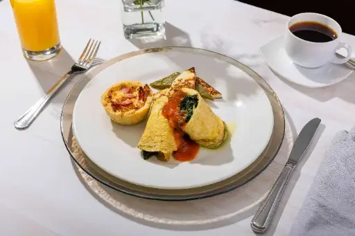 Menú 5. Omelette florentino en salsa de tres quesos.