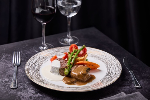 Menú 4. Dúo de filete de res en salsa de vino tinto y 3 quesos.