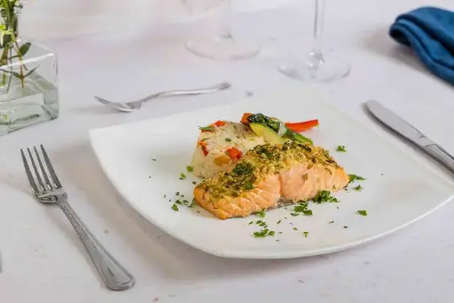 Menú 3. Salmón en contra de pistache y parmesano.