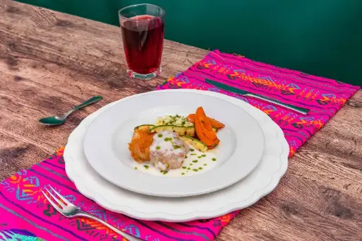 Menú 3. Pescado empanizado con salsa tártara.