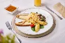 Menú 4. Huevo y pechuga de pavo sobre toast marmoleado.