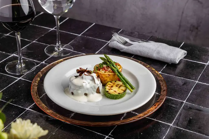 Menú 2. Medallón con costra de champiñones.