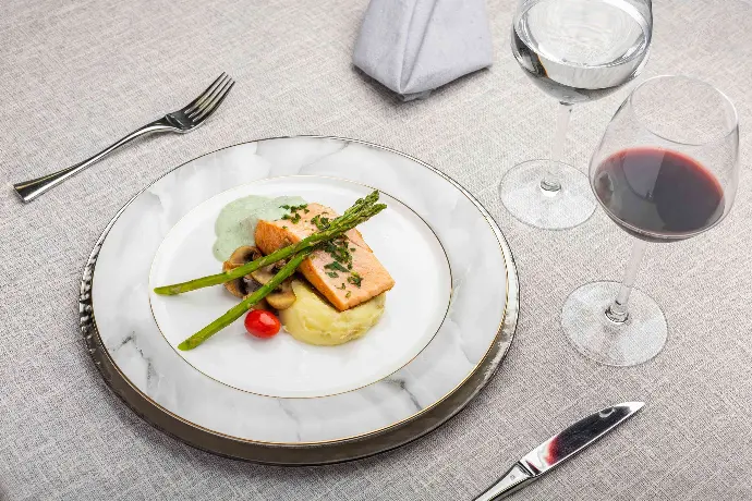 Menú 1. Salmón en salsa de pistache.