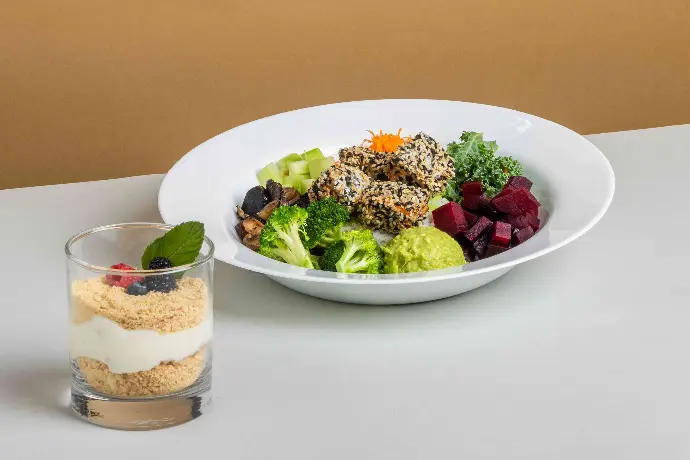 11. Poke bowl de salmón.