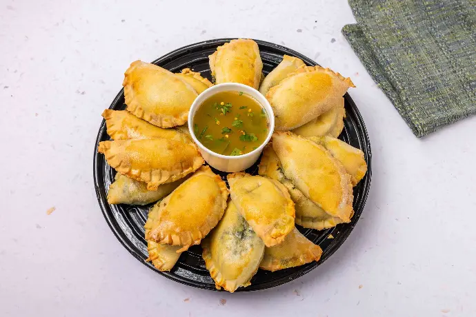 Charola con miniempanadas argentinas