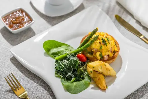 Menú 4. Bisquet con huevo y pechuga de pavo al gratín.