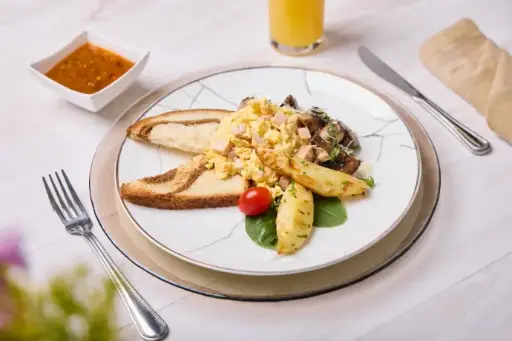 Menú 4. Huevo y pechuga de pavo sobre toast marmoleado.