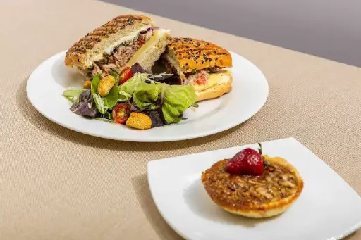 7. Panini de atún a los 3 quesos.