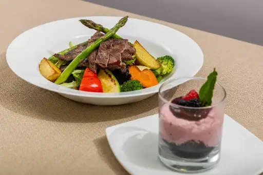 12. Bowl de vegetales al grill y fajitas de res.