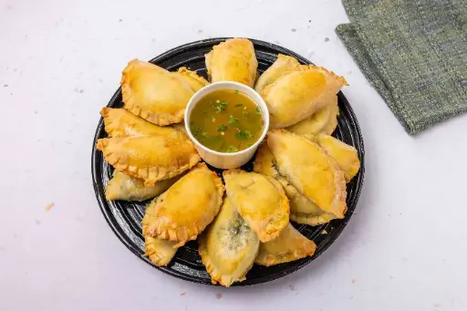 Charola con miniempanadas argentinas