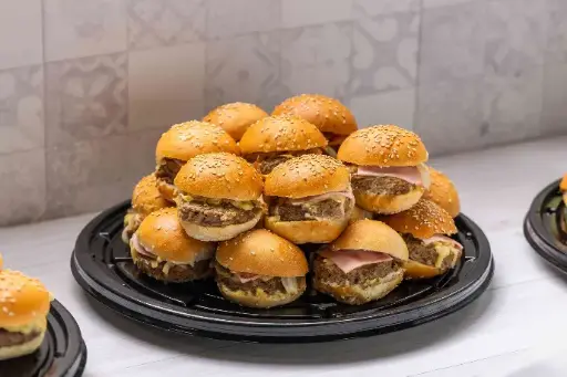 Charola de minihamburguesas.